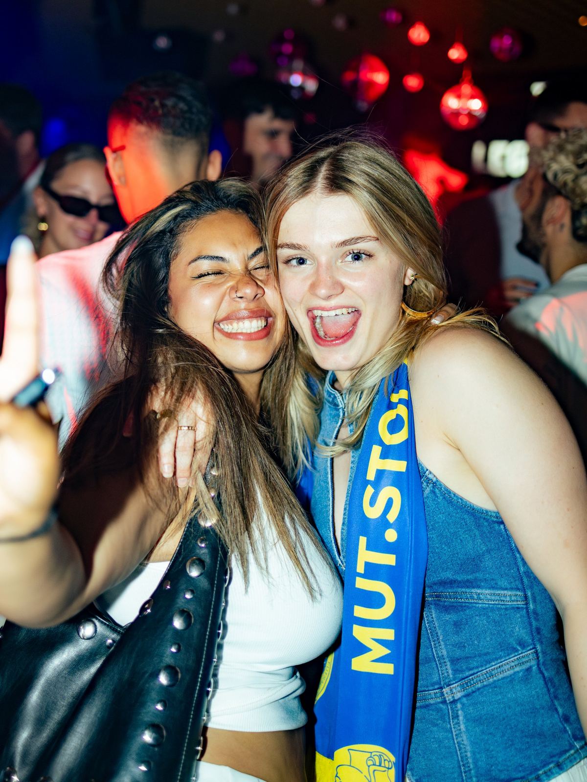 Dos amigas riendo en la pista de la discoteca Le Ciel, Berna (Suiza)
