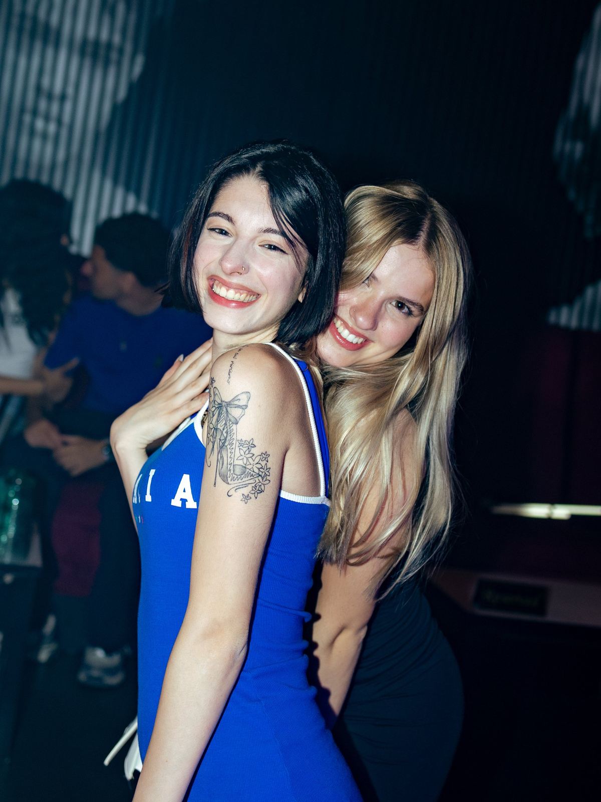 Dos amigas sonriendo a cámara durante una noche en la discoteca Le Ciel, Berna (Suiza)